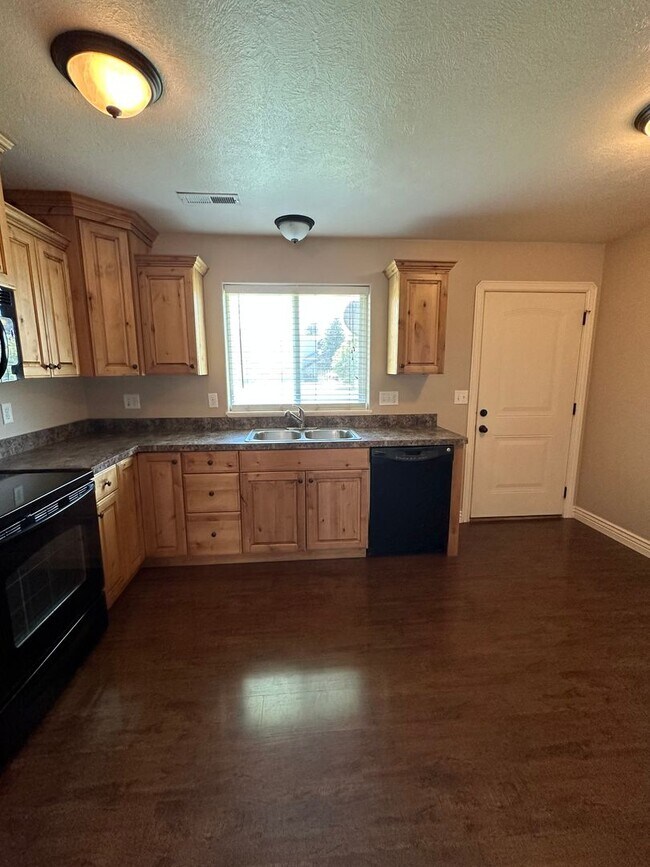 Building Photo - Desirable 2 Bed 1.5 Bath Lincoln Park Townhome