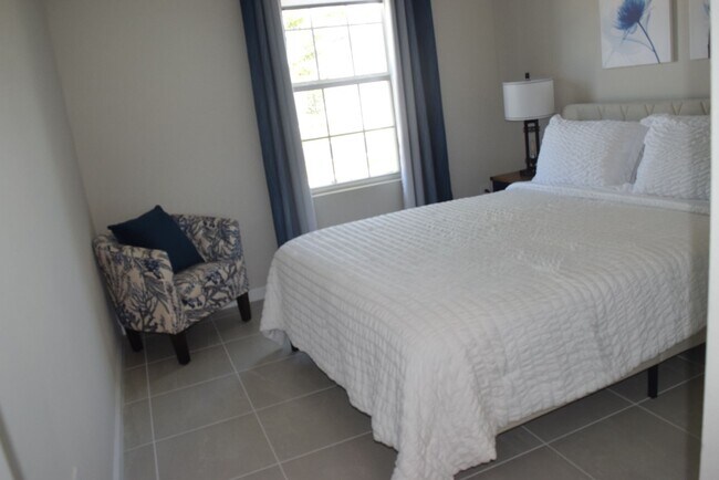 Building Photo - Stunning and elegant fully furnished 3/2/2 villa with Pool, hot tub & Lake views