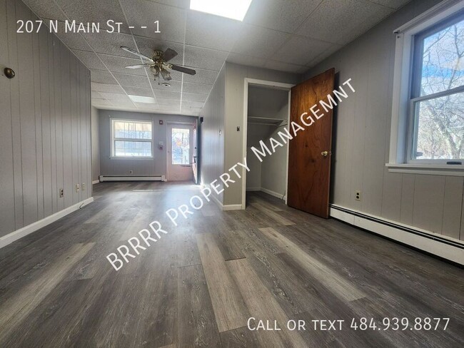 Building Photo - 207 N Main St