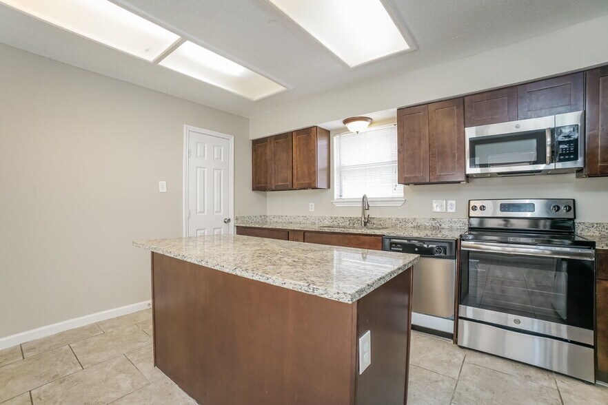 Building Photo - 7659 Athlone Dr