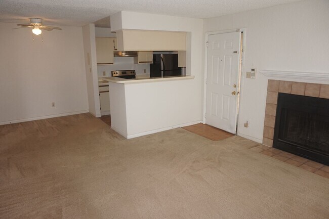 Building Photo - Excellent Location 2 Bed 1 Bath with Firep...