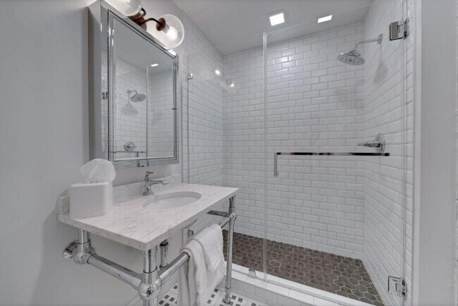 Building Photo - 505 E Travis St