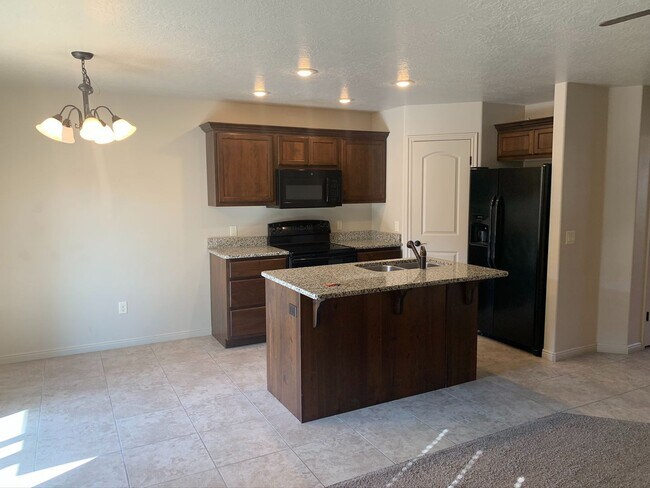 Building Photo - Great Fossil Hills Townhouse!