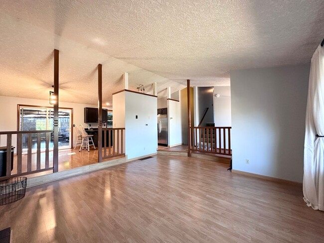 Building Photo - 3 Bed 2.5 Bath 3 Level Home w/ Furnished B...