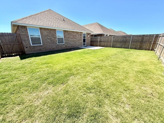 Building Photo - **Gorgeous Newer Build! 3 Bed 2 Bath**