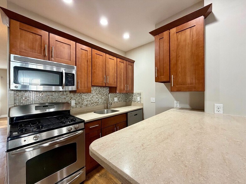 Primary Photo - 512 E 3rd St