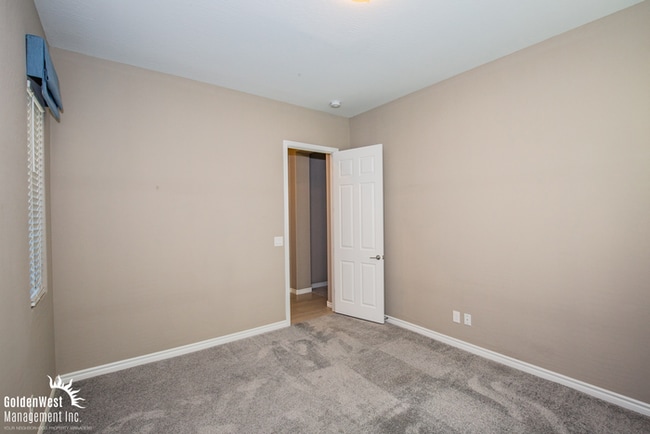 Building Photo - Welcome to this impressive single-story 4Bdm 3.5Ba residence located in a desirable Northwest Las...