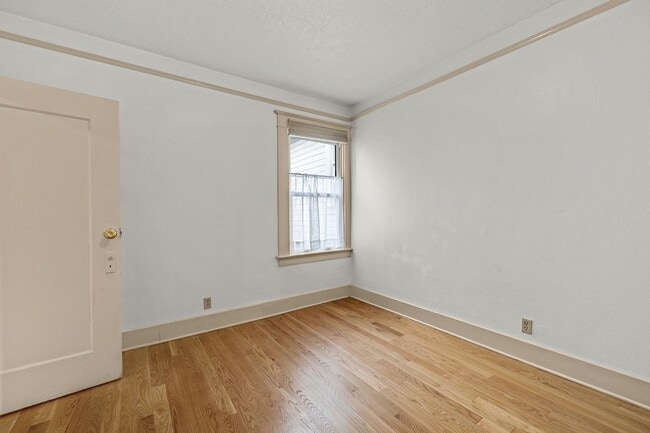 Building Photo - Classic 1910 Craftsman home