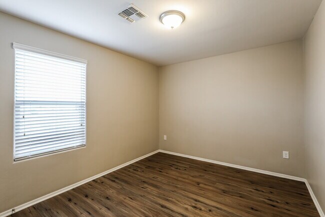 Building Photo - 207 E Calle Vivaz