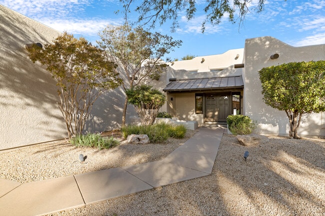 Building Photo - 2882 S Palmer Dr