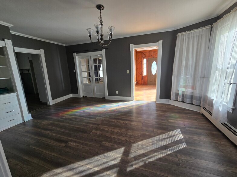 Living Room - 154 Oak St