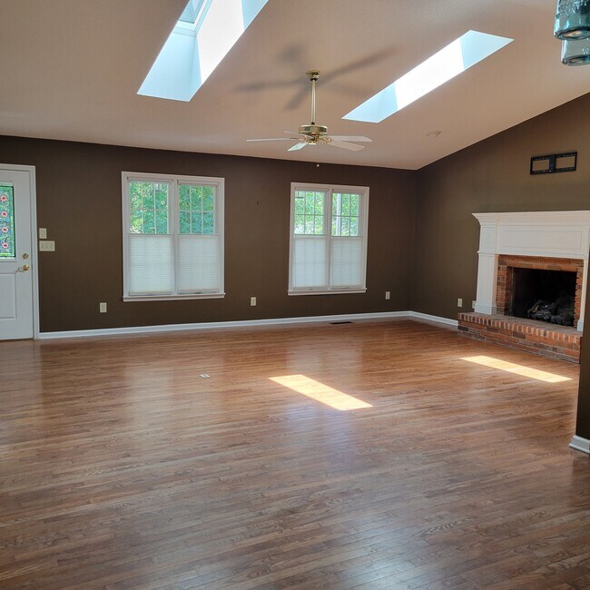 Building Photo - 110 Hilton Ln