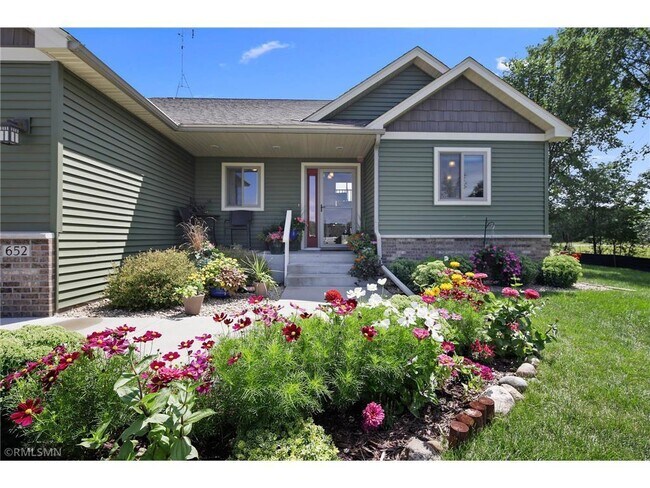 Building Photo - 652 Maywood Dr