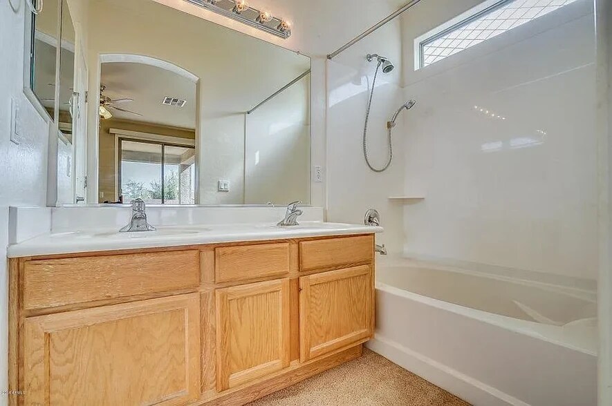 Master bathroom - 3470 E Riopelle Ave