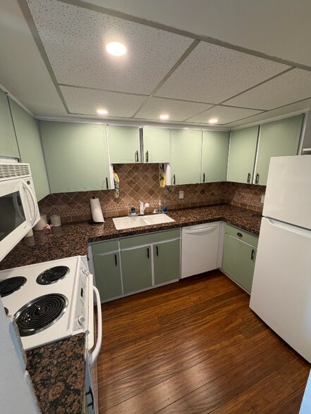 Building Photo - 6161 Gulf Winds Dr