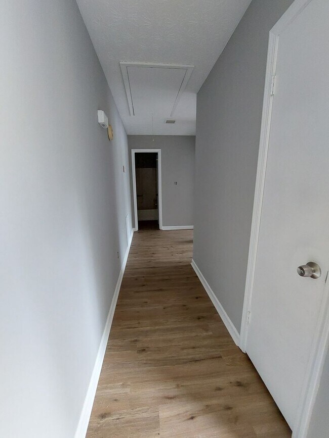 Building Photo - 106 Clear View