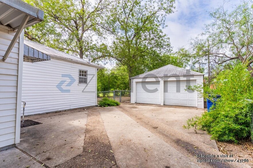 Building Photo - 915 E 38th St