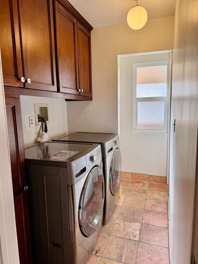 Building Photo - Townhome for Lease in Desirable Encino!