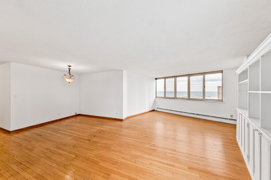 Building Photo - 1919 N Summit Ave