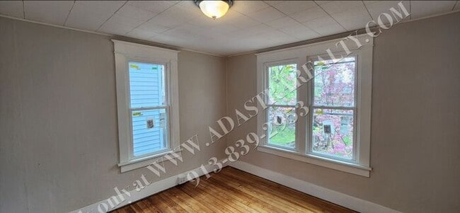 Building Photo - Large 2-story 4 Bed 1.5 Bath Home in Leave...