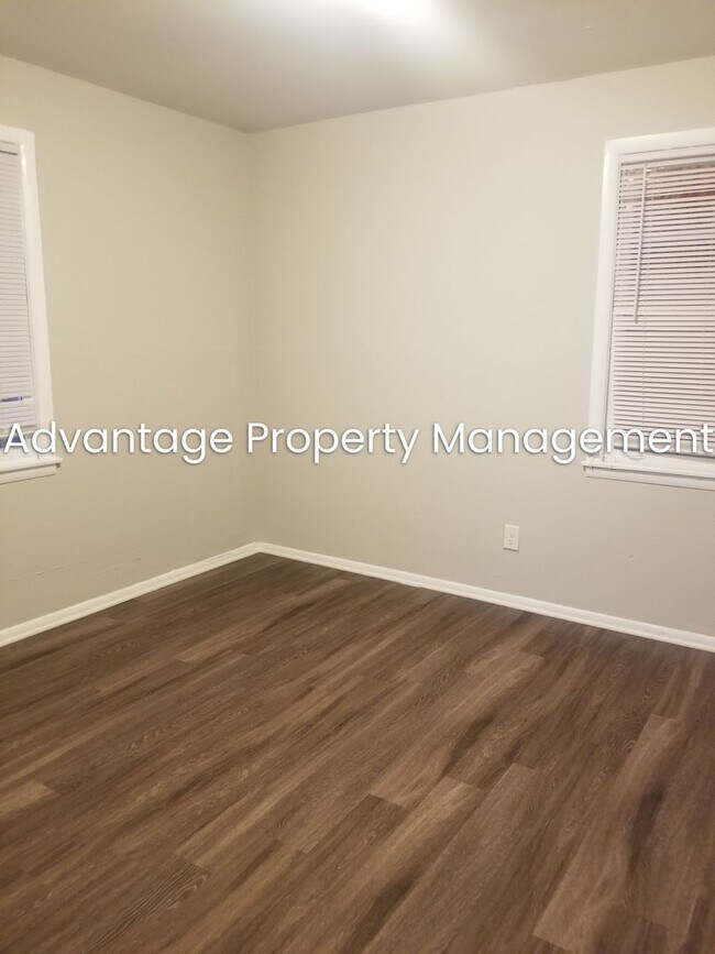 Building Photo - Come see this Newly Renovated Duplex In Hyde Park Area