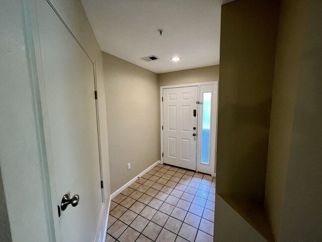 Building Photo - 5225 White Willow Dr
