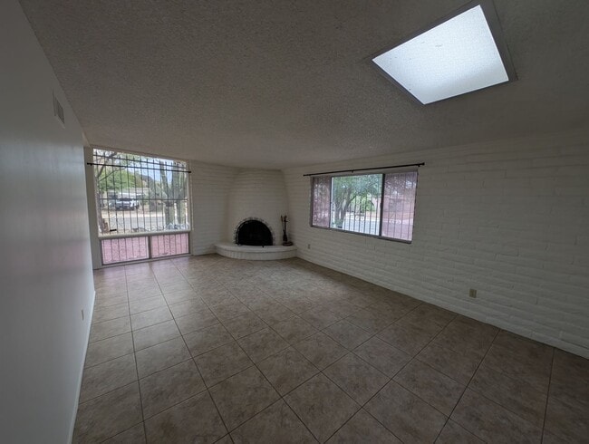 Building Photo - Comfortable West Side Rental