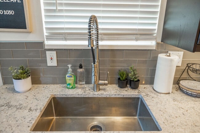 Building Photo - 924 Lowell Ave S