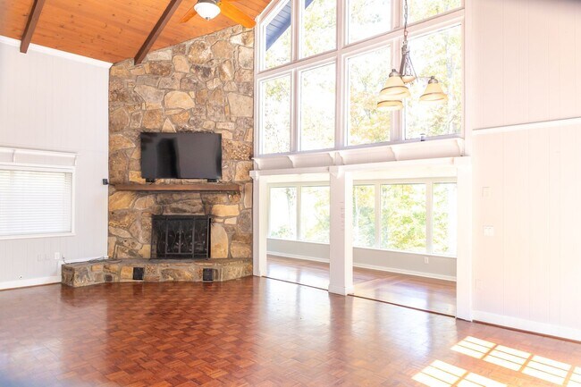 Building Photo - PEACEFUL LIVING.....SECLUSION! Move in ready!!!