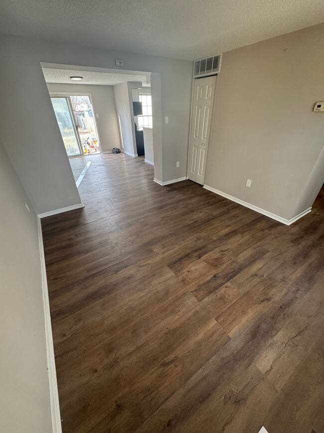 Building Photo - Townhome features 3 bedrooms and 1.5 bathr...