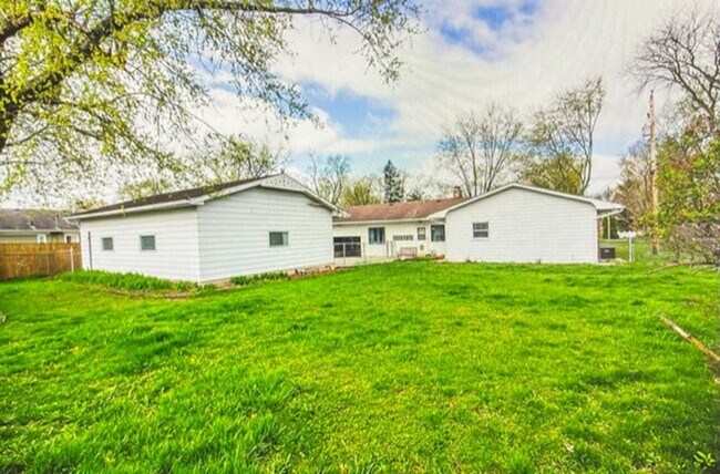 Building Photo - 4332 Wyandotte Dr