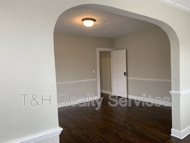 Building Photo - 4842 N College Ave