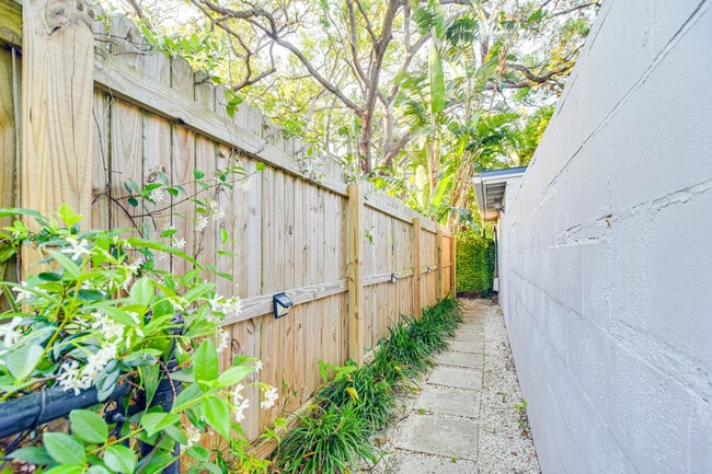 Building Photo - 1409 Maple St