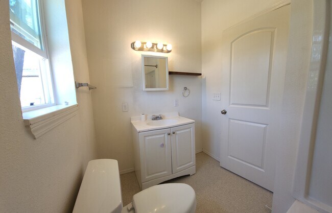 Building Photo - 16902 Hickman Ln