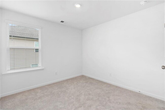 Building Photo - 828 Evergreen Rd