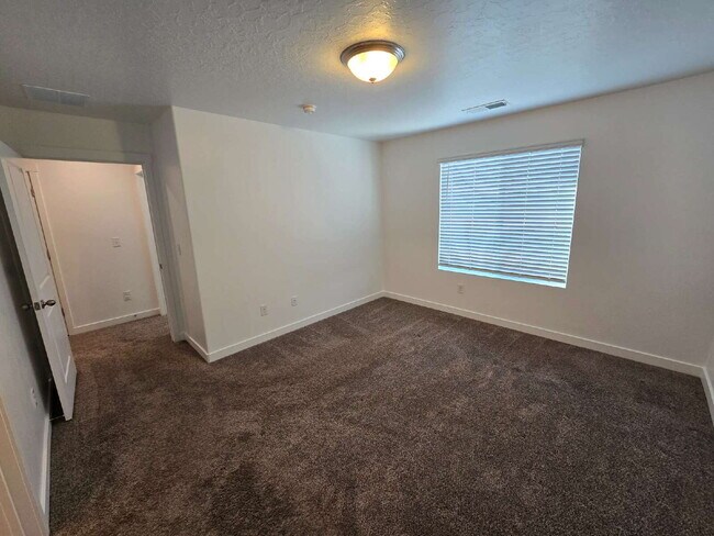 Building Photo - Adorable 4 bedroom Townhome for Rent in No...
