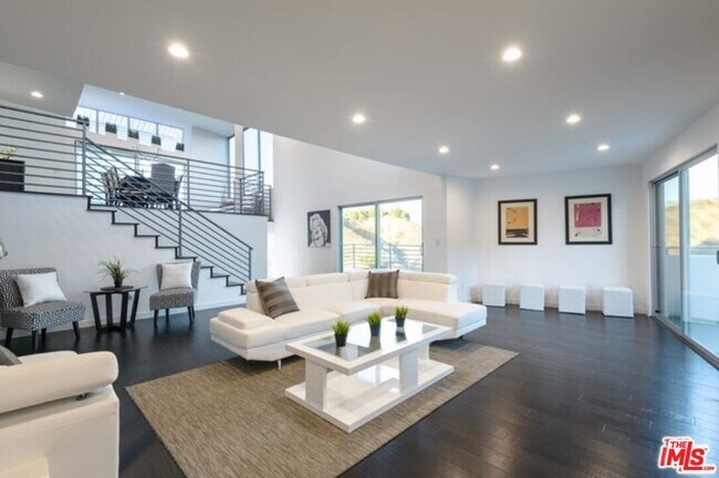 Building Photo - 3624 Avenida Del Sol