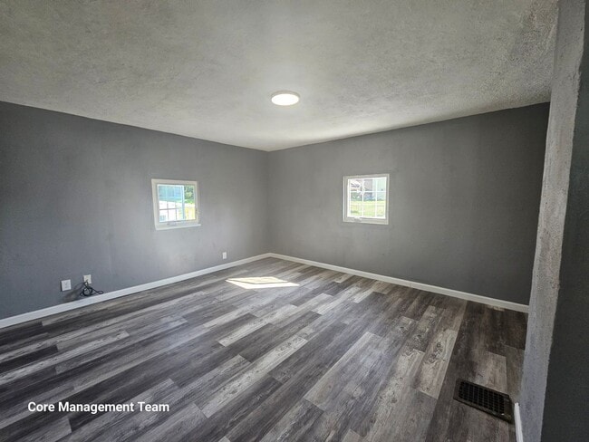 Building Photo - 2 bedroom 1 bath house for rent in West Mifflin