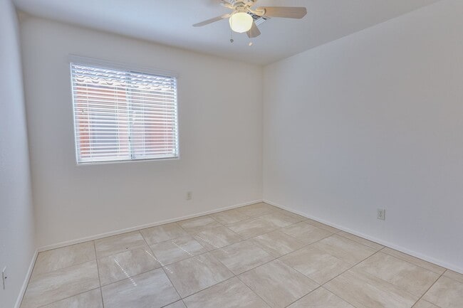 Building Photo - 3 Bedroom 2 Bathroom