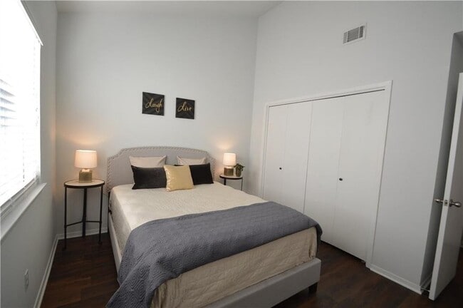 Building Photo - 518 Hunters Glen St