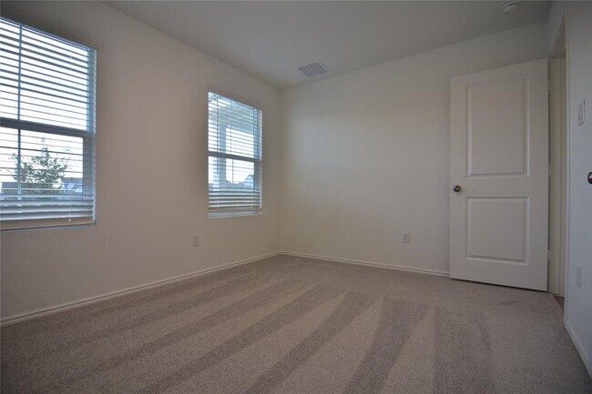 Building Photo - 343 Keefer