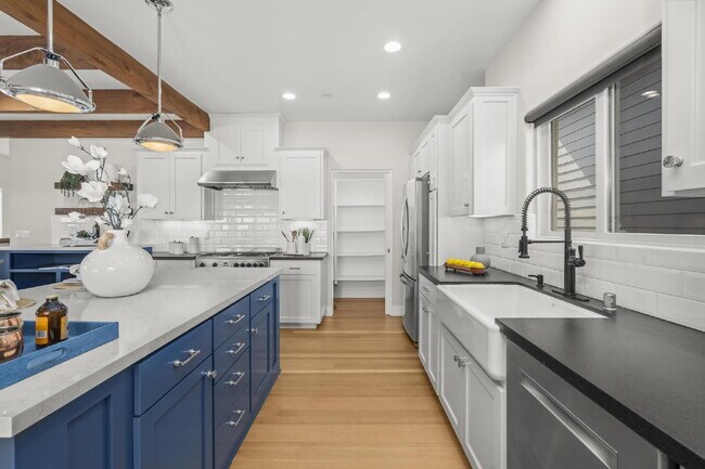 Building Photo - Stunning, Modern and Immaculate 3/BR 2.5/B...
