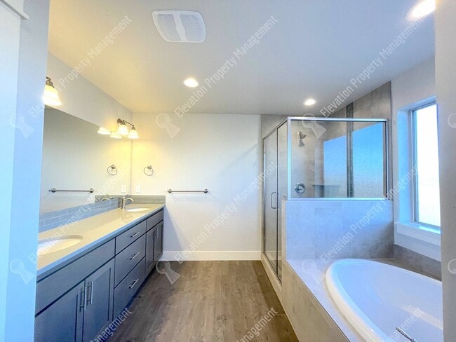 Building Photo - 4BR SE Bend home in great neighborhood wit...