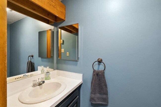 Building Photo - 6 Ridge Rd