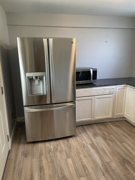 Laundry room - 925 Tyler Ave