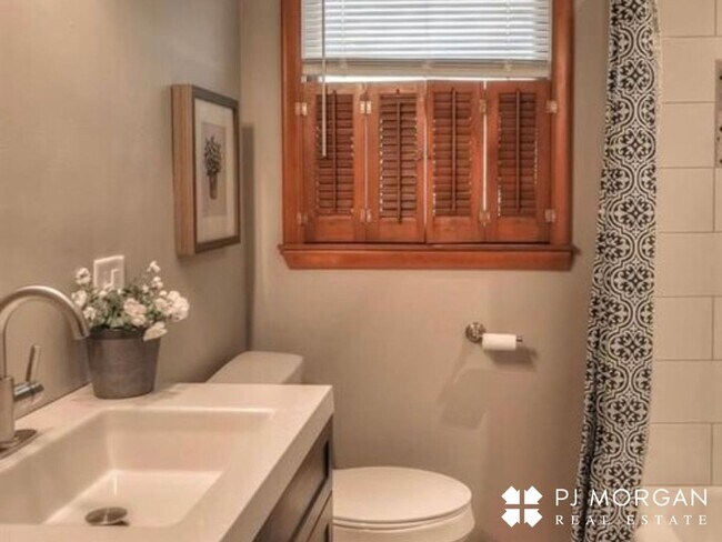 Building Photo - 4 bedroom, 3 Bathroom House