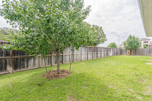 Building Photo - 640 Nett