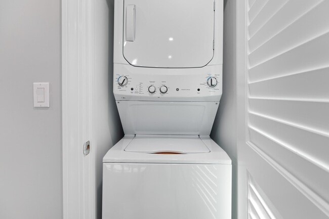 Building Photo - 204 E Primrose Rd