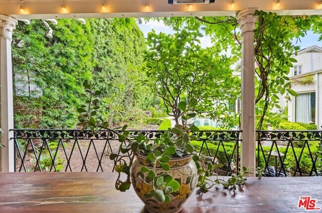 Building Photo - 516 S Rimpau Blvd