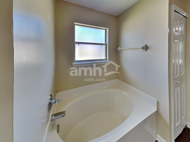 Building Photo - 3370 Westfield Dr